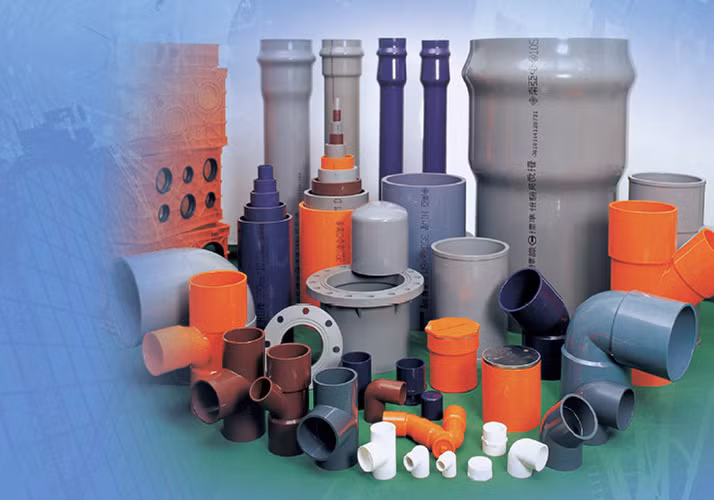 Số 3: Nhựa PVC. Loại nhựa này có thể gặp ở các sản phẩm như áo mưa, vật liệu xây dựng, mảnh nhựa, các loại màng plastic bọc thức ăn, chai đựng dầu ăn, đường ống dẫn nước, vỏ bọc dây cáp điện. Nhựa PVC giá rẻ, có độ dẻo cao, song chỉ chịu được 81°C. Ảnh: tanmychinh.com.