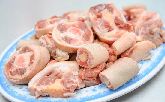 Nấm đông cô rửa sạch, cắt làm đôi, sau đó cho vào chén nước ngâm khoảng 30 phút cho mềm ra. Lấy một cái nồi đổ khoảng 0,5 lít nước, cho đuôi lợn vào rồi nhấc lên bếp, bật lửa đun sôi thì tắt bếp. Vớt đuôi lợn ra rửa lại bằng nước lạnh. Sau đó chặt thành từng khúc vừa ăn. Ảnh: vozforums.com.