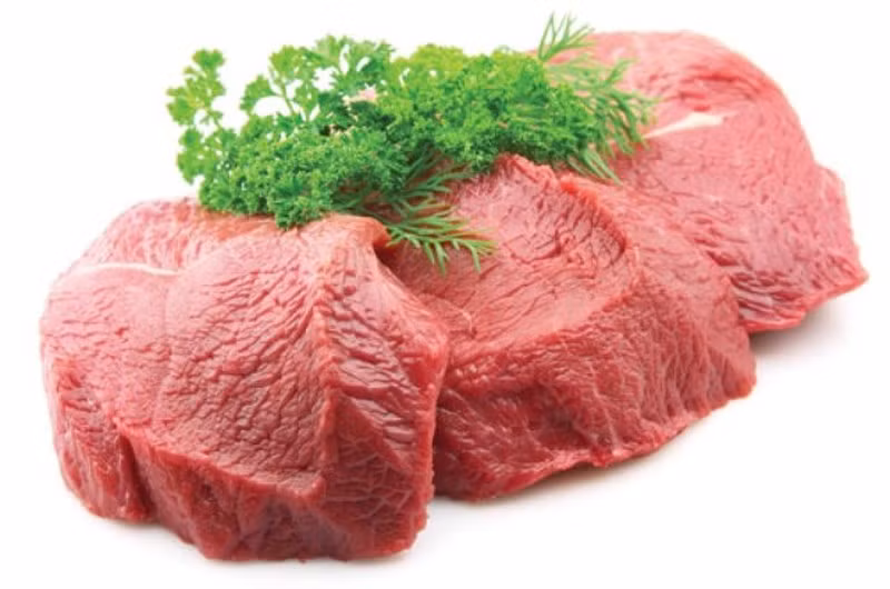 1. Thịt trâu lá lồm. Nguyên liệu: 500g thịt trâu, lá lồm (lá giang), củ tỏi, gia vị. Tỏi bóc vỏ, băm nhỏ. Thịt trâu đem thui cho thơm, cạo sạch, thái miếng mỏng vừa ăn. Cho thịt trâu ra tô, ướp với 1/2 thìa cafe bột canh, tỏi băm, 1/3 thìa cafe hạt nêm, 1 thìa cafe nước mắm trong 15 phút. Ảnh: Infonet.net.