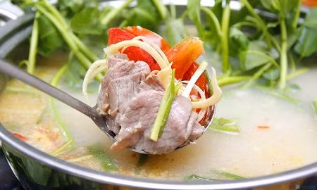 Phần mẻ cho thêm một chút muối vào, dùng thìa tán nhuyễn rồi lọc mẻ qua rây để mịn hơn. Đặt nồi lên bếp, phi hành băm cùng với một chút dầu ăn cho thật già, sau đó cho nước dùng vừa ninh đổ vào nồi và thêm mẻ, ớt khô vào cho sôi. Cuối cùng cho phần hành lá vào là được. Ảnh: Cungbanvaobep.com.