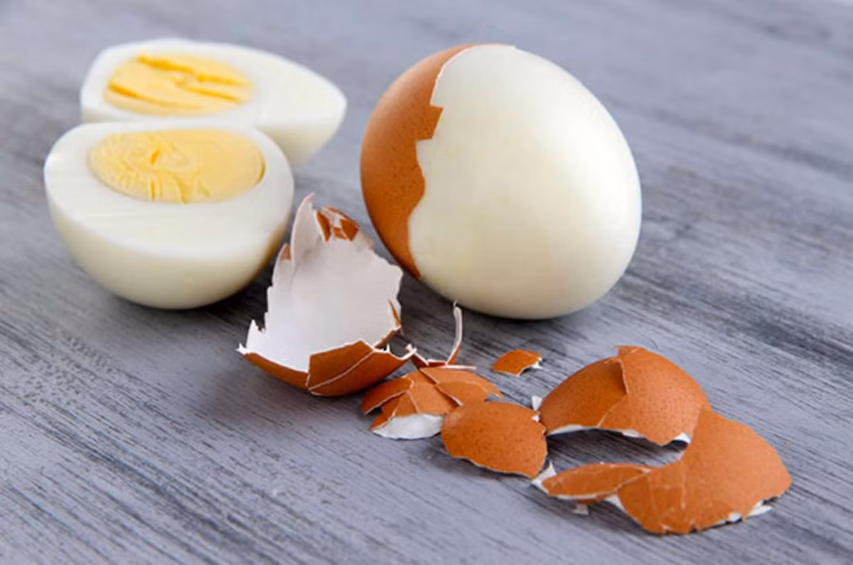 Hành tây, ớt chuông thái hạt lựu. Hành lá xắt khúc ngắn khoảng 1cm. Làm nóng chảo với 1 thìa canh dầu ô liu, cho hành tây và ớt chuông vào xào trên lửa vừa khoảng 2 phút hoặc tới khi hành và ớt mềm ra thì cho các gia vị còn lại gồm bột gừng, bột nghệ, bột ớt, sốt cà chua cùng 200ml nước lọc. Ảnh: jamja.vn.
