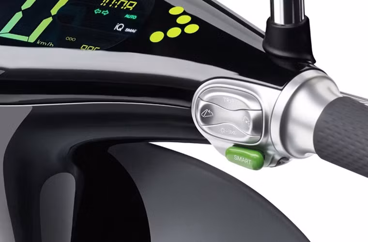 Smartscooter còn sở hữu bảng đồng hồ trung tâm có thể tùy chọn màu, khởi động không cần chìa khóa, remote khóa/mở xe, tương thích với iOS và Android, đèn pha tự động,… Cho tới hiện tại, hãng vẫn chưa công bố giá bán chính thức của xe cũng như của pin. Tuy nhiên, đây được xem như mẫu xe sẽ tạo nên làng gió mới cho nền công nghiệp xe điện và có thể sẽ thành công tại thị trường Châu Á đầy tiềm năng.