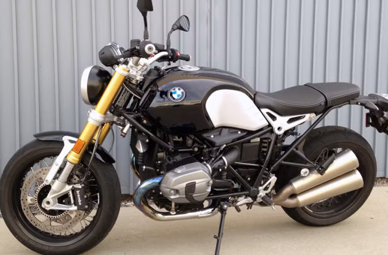 Phải tới chiều mai (18/1), showroom đầu tiên của BMW Motorrad Việt Nam mới chính thức khai trương và giới thiệu 8 mẫu xe môtô phân khối lớn. Tuy nhiên, giá bán niêm yết của cả 8 chiếc xe này đã được hé lộ cách đây không lâu dù phía nhà phân phối chưa lên tiếng xác nhận. Mới đây, khách hàng sở hữu chiếc R Nite T chính hãng đầu tiên cũng đã lộ diện và khẳng định mức giá như tin đồn.