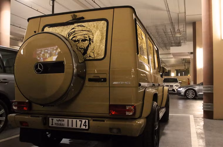 G63 AMG được Mercedes thiết kế theo kiểu nhà binh có khả năng đi trên mọi địa hình hiểm trở. Xe sử dụng động cơ V8 AMG tăng áp kép có dung tích xy-lanh 5,5L sản sinh công suất 544 mã lực và momen xoắn cực đại là 760 Nm. G63 có thể tăng tốc từ 0 – 96 km/h mất 5,5 giây và đạt tốc độ tối đa 210 km/h.
