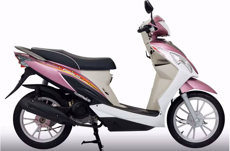 Với giá bán 18 triệu đồng, cũng dễ hiểu khi Candy 50 tại Việt Nam không có những trang bị đắt tiền như hệ thống phun xăng điện tử, hay phanh kết hợp. Nhưng bù lại, mẫu xe này có thế mạnh về thiết kế nhỏ gọn (trọng lượng khoảng 95kg) và sự đa dạng màu sắc (6 màu: vàng, xanh, hồng, đỏ, trắng, đen nổi bật và trẻ trung).