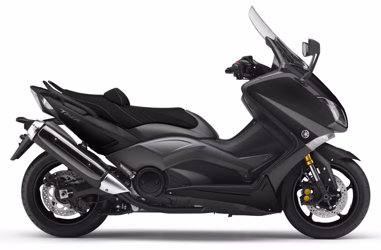 Yamaha T-MAX Iron Max 2015 trang bị động cơ phun xăng xi-lanh đôi 503cc, làm mát bằng dung dịch, công suất 45,8 hp tại vòng tua 6.250 vòng/phút và mômen xoắn cực đại 52,3 Nm tại vòng tua 5.250 vòng/phút.