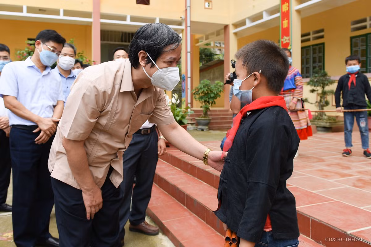 Bo truong Nguyen Kim Son: “Nam 2022 tap trung chuyen doi so trong giao duc dao tao”-Hinh-3