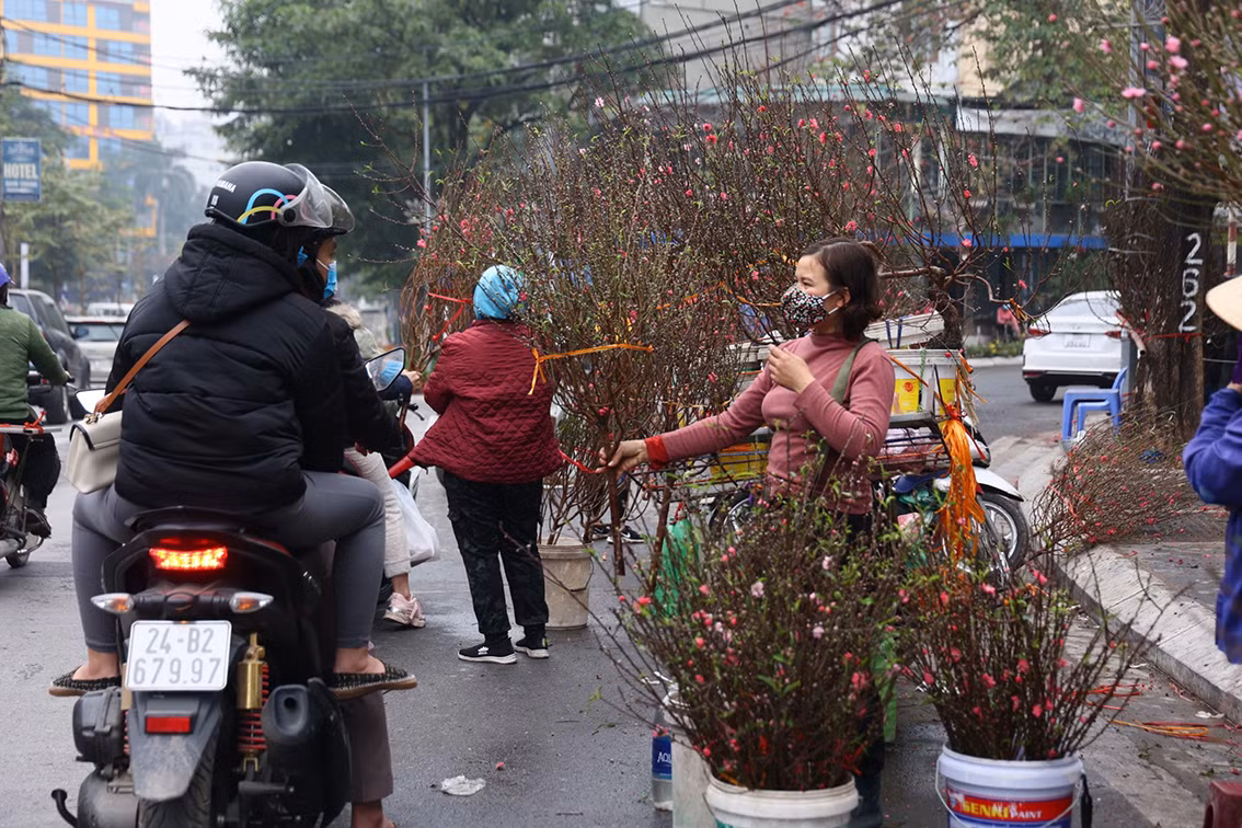Việc này vô tình khiến các chủ hàng bán hoa có lý do tràn xuống lòng đường ngồi.