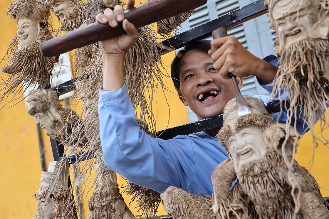 Ông Đỏ kể kỷ niệm sún răng do 1 lần đi lấy gốc tre, vì khi cười trông ông cũng giống những bức tượng ông tạc nên ông để vậy, không đi trồng lại và coi đó như một kỷ niệm vui.