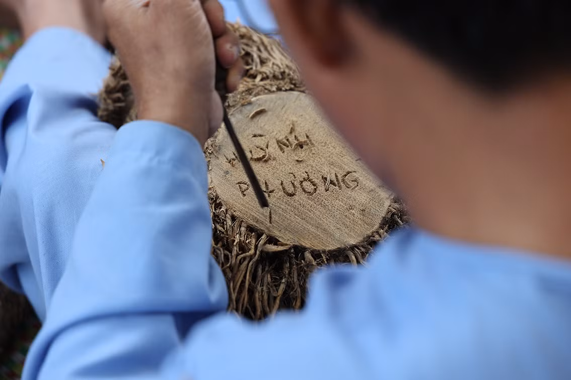 Ông chia sẻ: "Ban đầu tôi chỉ nghĩ đục tượng tre cho vui, nhưng càng làm càng ham rồi sau này nhiều người biết tới. Mọi người kéo đến ngày một đông, rồi nhiều người thích thú ngỏ ý muốn mua vì thấy ấn tượng, từ đó tôi tạc nhiều hơn. Lúc đầu thấy tôi nhặt những gốc tre về chất đầy nhà tạc tượng, có người còn tưởng tôi điên khi thu gom những thứ bỏ đi này.”