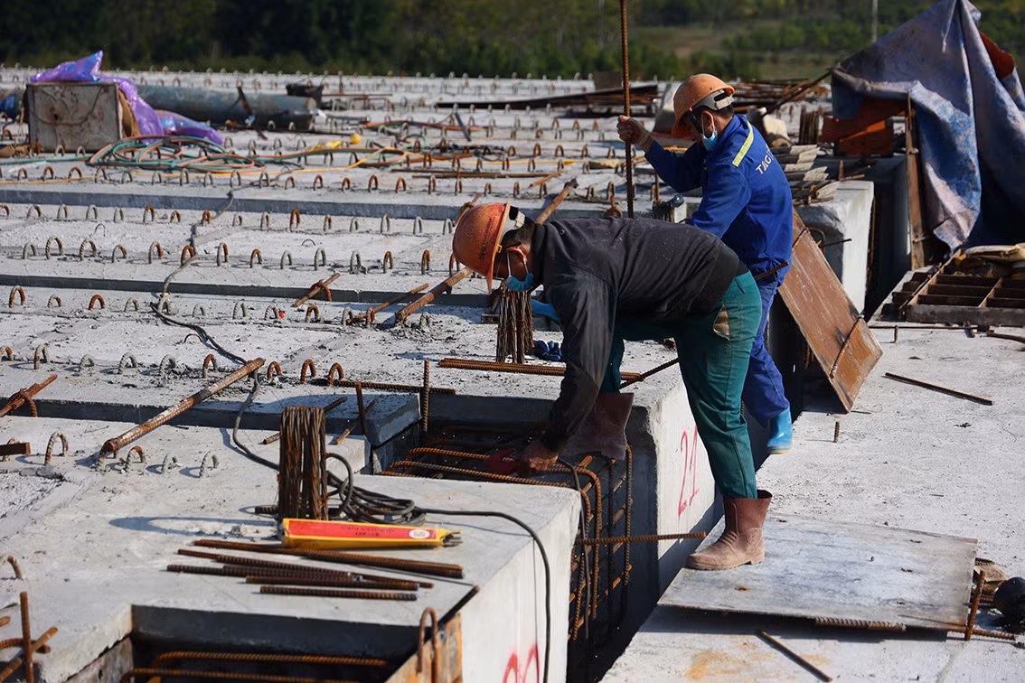 Cầu Vĩnh Tuy 2 được xây dựng với kết cấu, hình dáng tương tự cầu Vĩnh Tuy 1 và nằm song song với cầu Vĩnh Tuy 1.