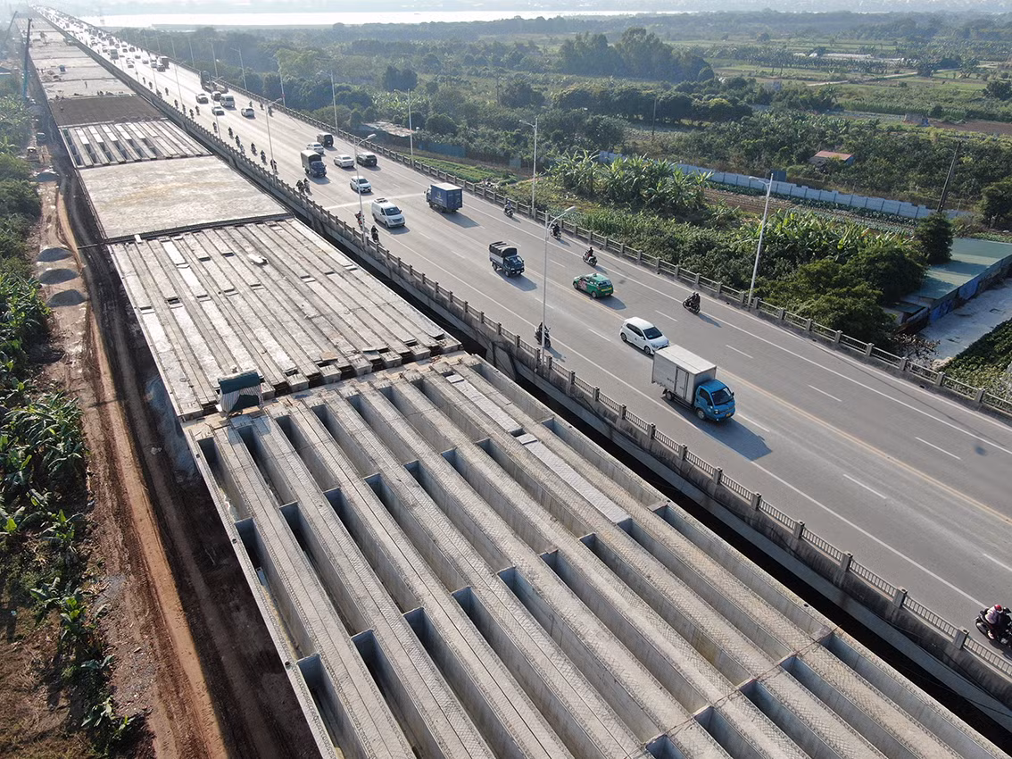 Hiện tại các nhà thầu đang cố gắng thi công xong các hạng mục bệ thân trụ và trụ dưới sông trước tháng 4/2022 và đến tháng 6/2022 sẽ tiếp tục thi công các hạng mục kết cấu phần trên.