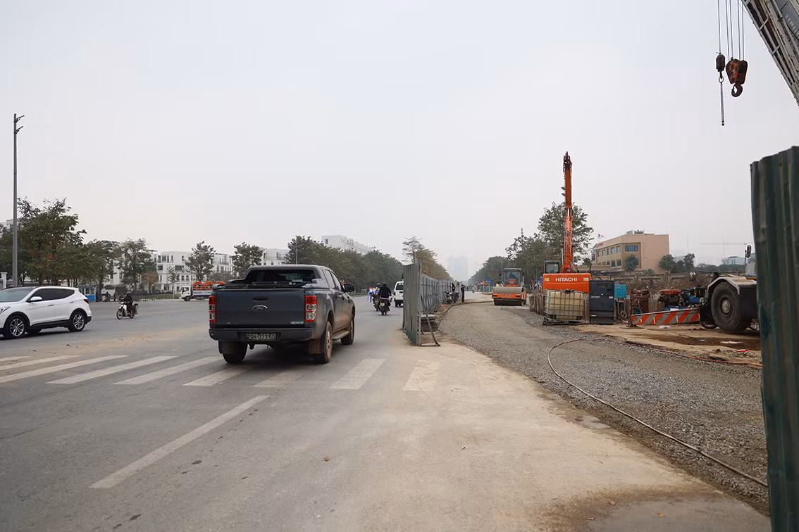 Mặt đường của Đại lộ Chu Văn An bị thu hẹp, gây khó khăn cho việc di chuyển của các phương tiện tham gia giao thông.