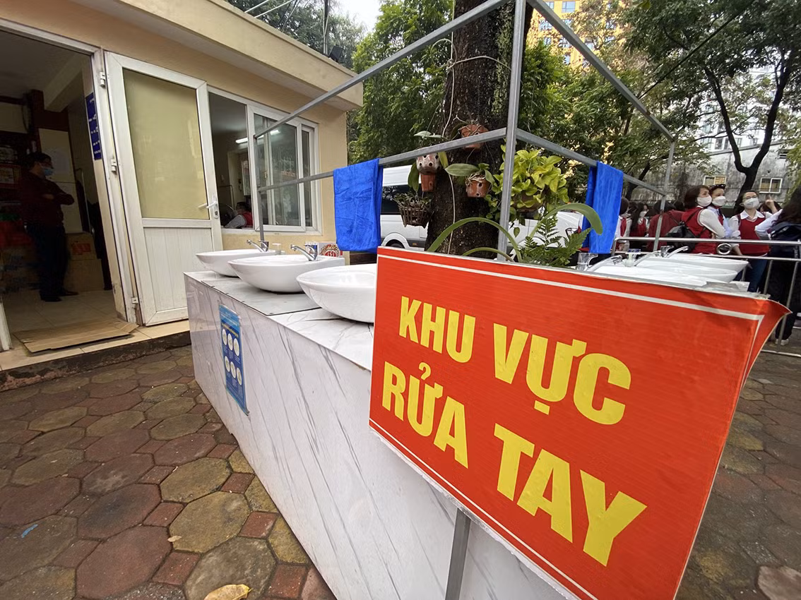 Để đảm bảo tuyệt đối an toàn cho học sinh khi quay lại trường, Hà Nội đã tổ chức diễn tập 7 phương án xử lý khi gặp sự cố bất ngờ.