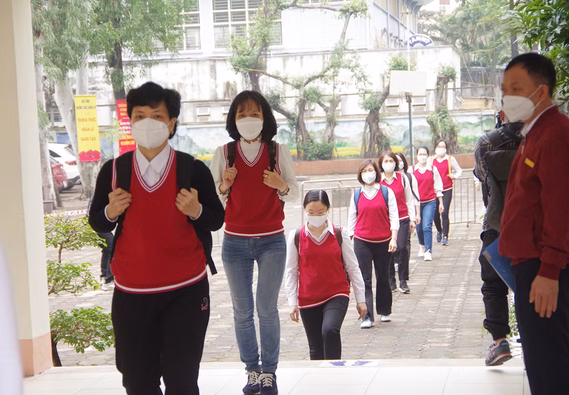 Trước thông tin về lịch đi học trực tiếp của học sinh, nhiều phụ huynh quan tâm vấn đề khi phát hiện có ca F0 tại lớp, các học sinh là F1 sẽ phải cách ly tập trung.