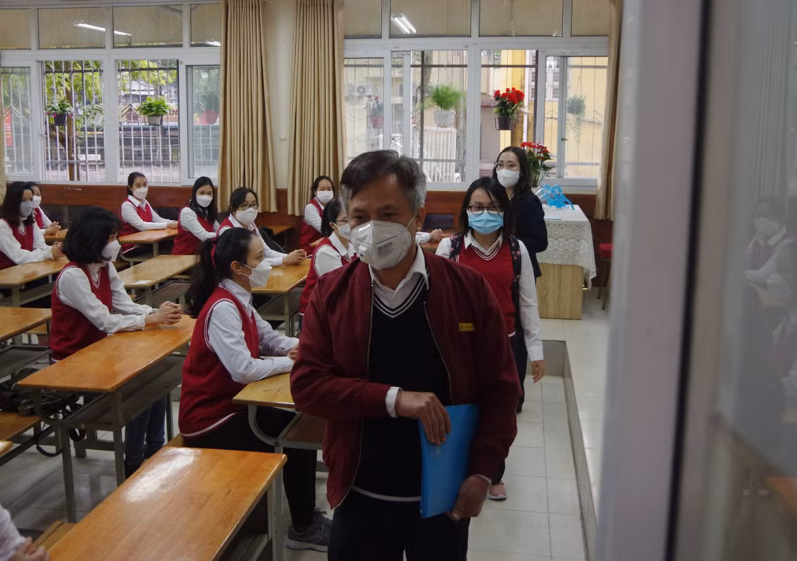 Đối với trường hợp phát hiện học sinh là F0 tại lớp, giáo viên tạm dừng việc giảng dạy, tạm thời cách ly học sinh tại chỗ, báo cáo Ban giám hiệu và triển khai các bước tiếp theo, trong đó có việc xác định các trường hợp tiếp xúc gần.