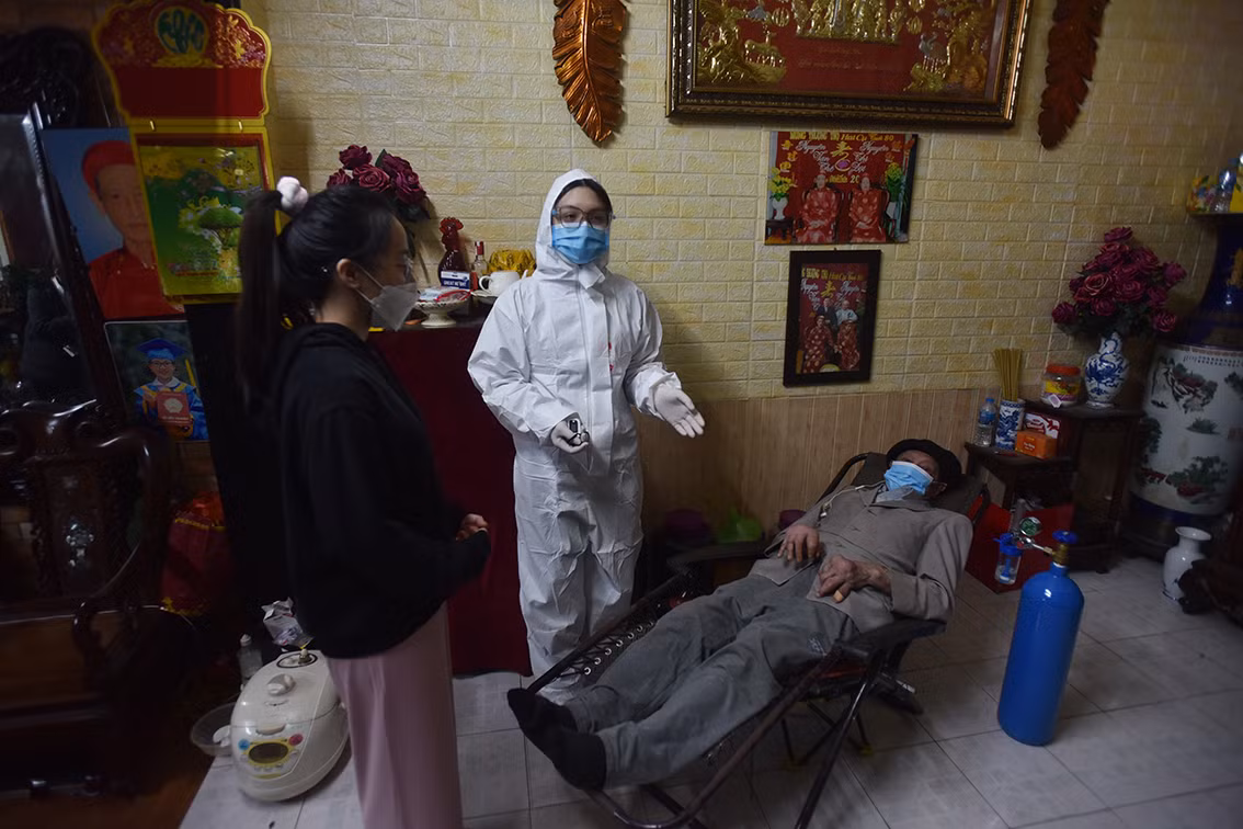 Người nhà bệnh nhân vui mừng khi được tình nguyện viên hỗ trợ bình oxy tại nhà. "Nhà tôi trong ngõ nhỏ, ông già yếu nên không đi bệnh viện được. Các bình oxy cơ động thế này rất có ích cho những trường hợp khó di chuyển", người nhà bệnh nhân chia sẻ.