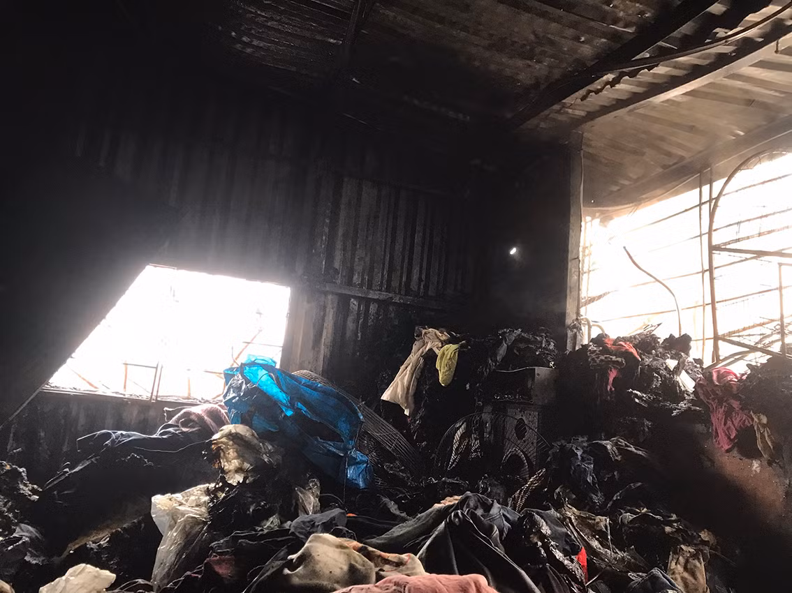Căn nhà được gia cố tạm nên khi xảy ra cháy ngọn lửa bùng rất nhanh.