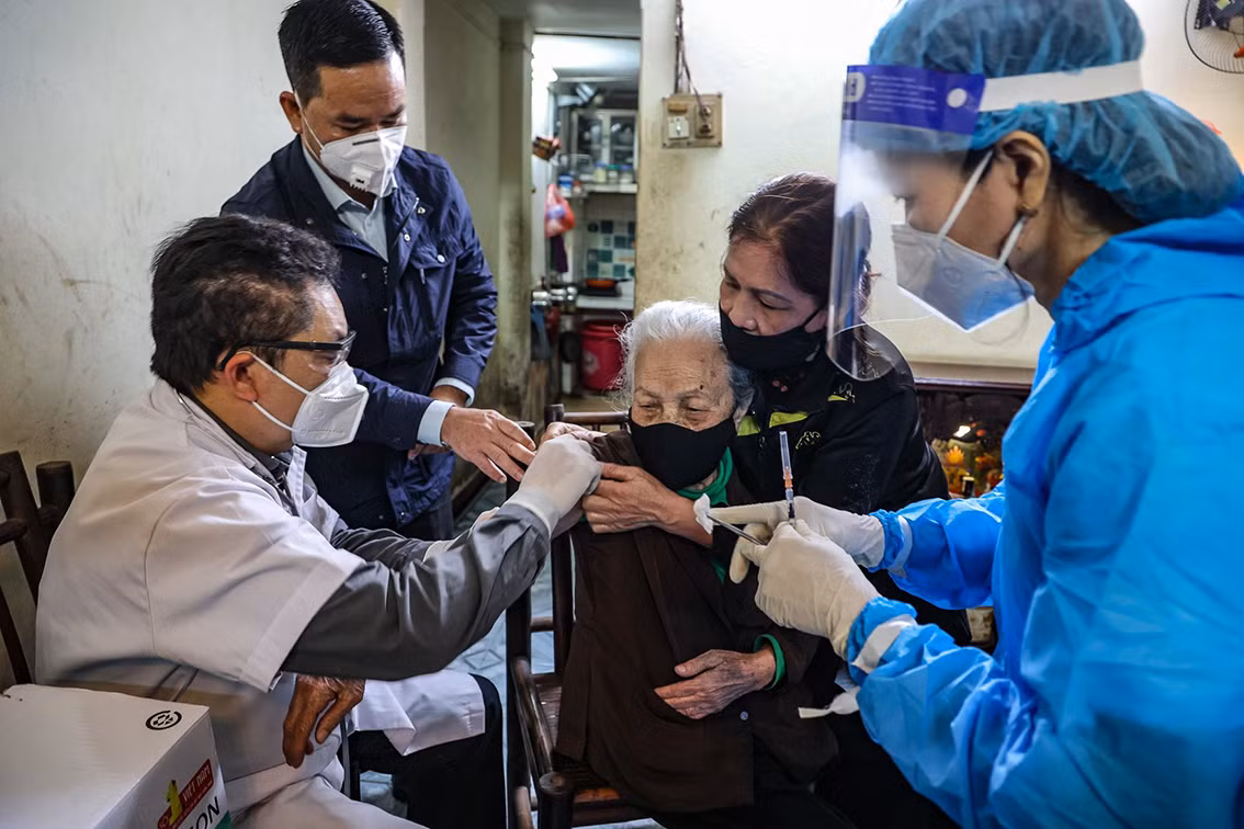 Ông Trần Xuân Hà - Chủ tịch UBND phường Phúc Tân cho biết, mỗi tổ tiêm gồm 5 đến 6 thành viên gồm bác sĩ, y tá và công an đến từng nhà vận động và tư vấn tiêm vắc-xin.