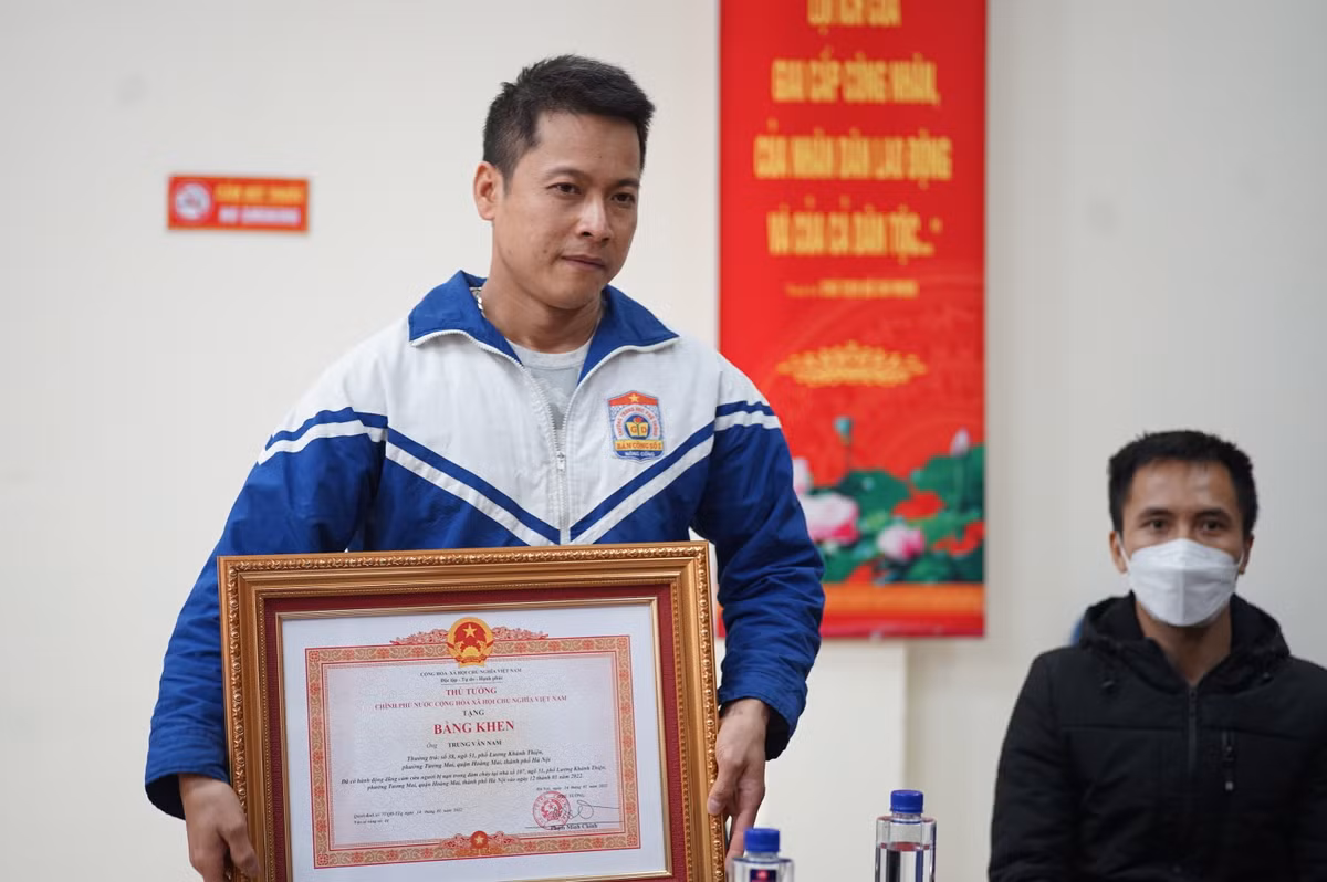 Khi được hỏi về cảm xúc và những khó khăn khi đạp khung sắt đang cháy để cứu bé gái, anh Nam cho biết thời điểm đó anh không biết gì hết, cũng không biết khung sắt có nóng không, chỉ biết biết hành động như bản năng để cứu người.