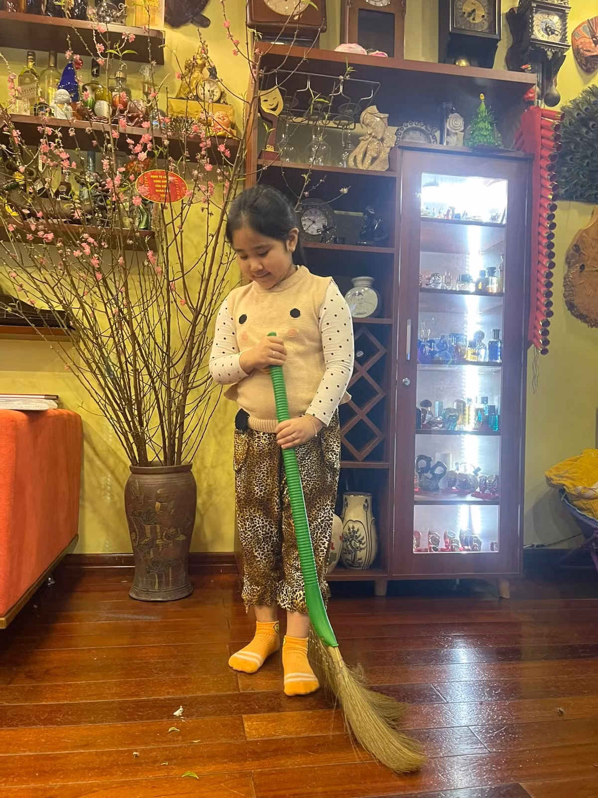 Con gái của NSND Tự Long cũng tự tay giúp đỡ bố mẹ dọn nhà đón Tết.