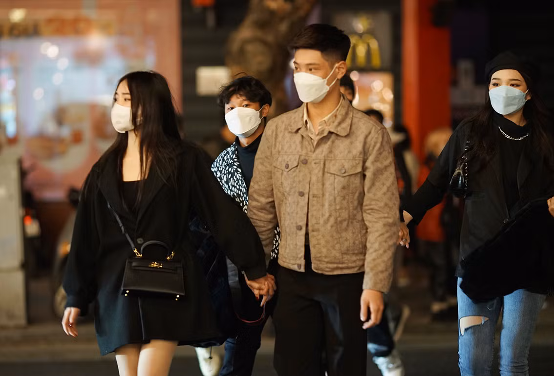 Theo ghi nhận của PV Báo Tri thức và Cuộc sống, thời điểm sát giao thừa mọi người đã đổ về khu vực quanh Hồ Gươm nhưng không xảy ra ùn tắc như mọi năm.