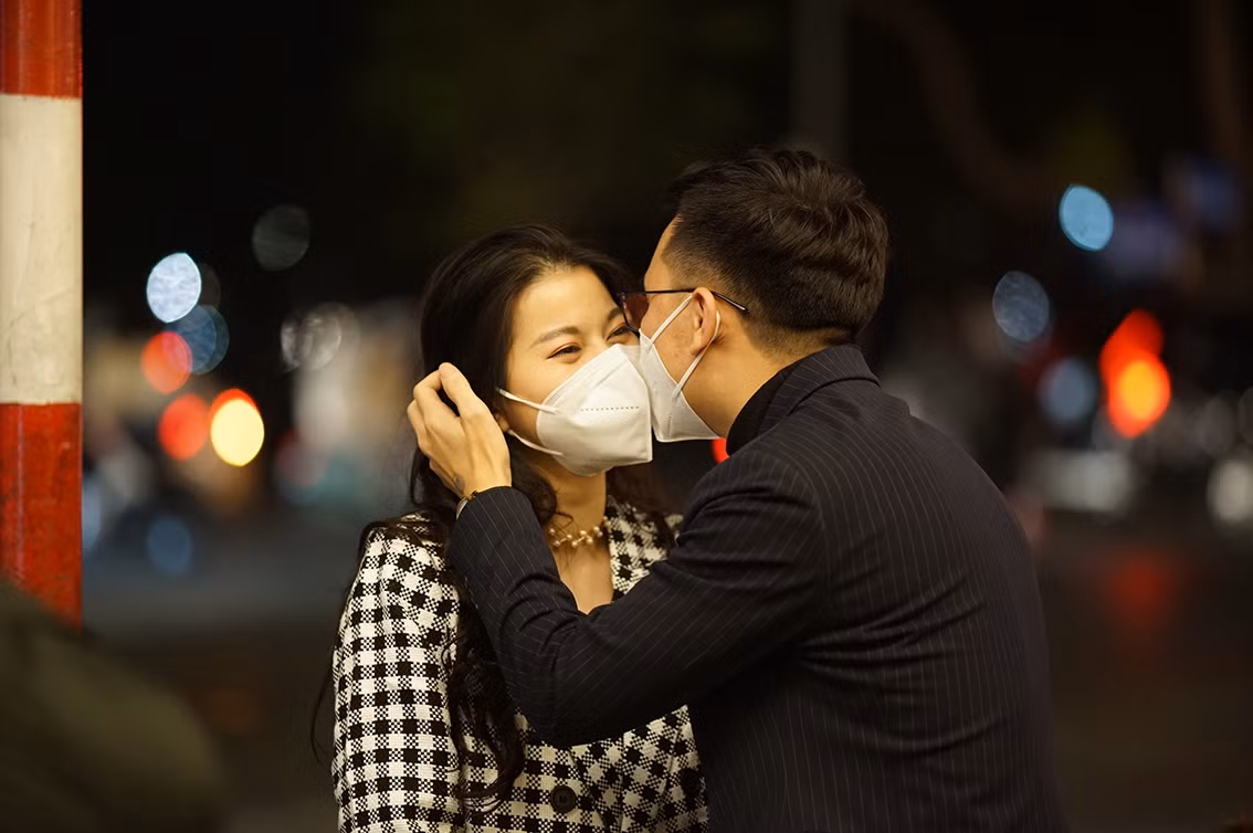 Trước đó, UBND TP Hà Nội đã quyết định không tổ chức bắn pháo hoa và dừng hết mọi hoạt động văn nghệ, giải trí gây tập trung đông người.