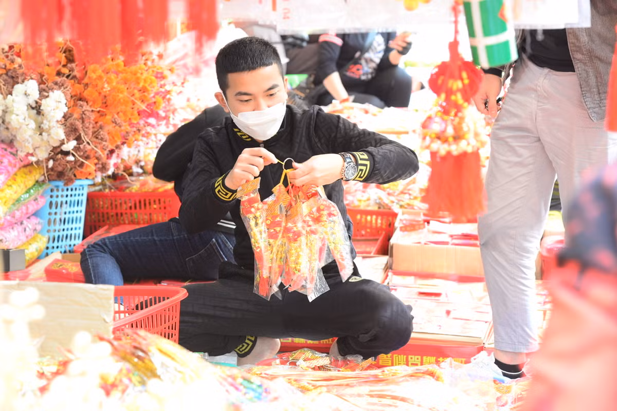 Anh Tuấn - chủ cửa hàng trên phố Hàng Mã chia sẻ thêm, cả phố đã bán từ vài ngày trước nhưng do mọi người nghỉ Tết Dương lịch cùng không khí lạnh nên không nhiều người đến mua.