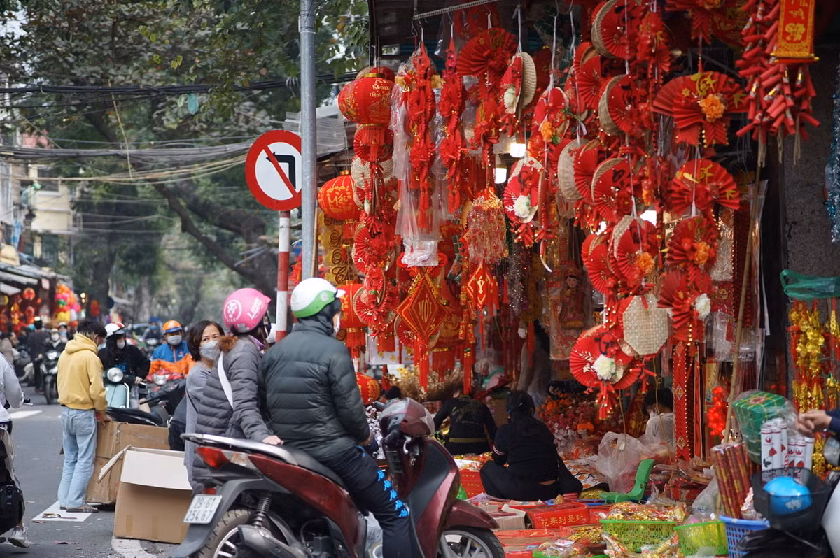Riêng việc các trường chưa cho học sinh đi học trở lại đã khiến nhóm khách hàng mua đồ về trang trí trường, lớp học giảm đáng kể.