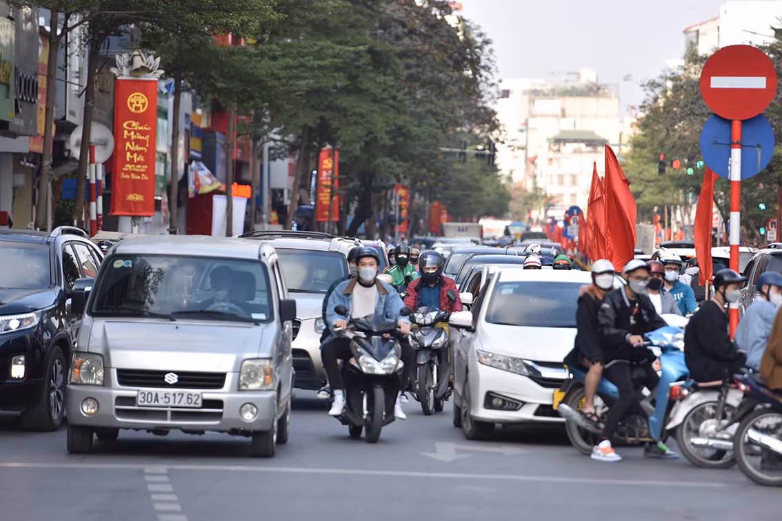 Nhu cầu đi lại dịp cuối năm tăng cao nên lưu lượng phương tiện giao thông đổ ra các tuyến đường nhiều lên bất chợt.