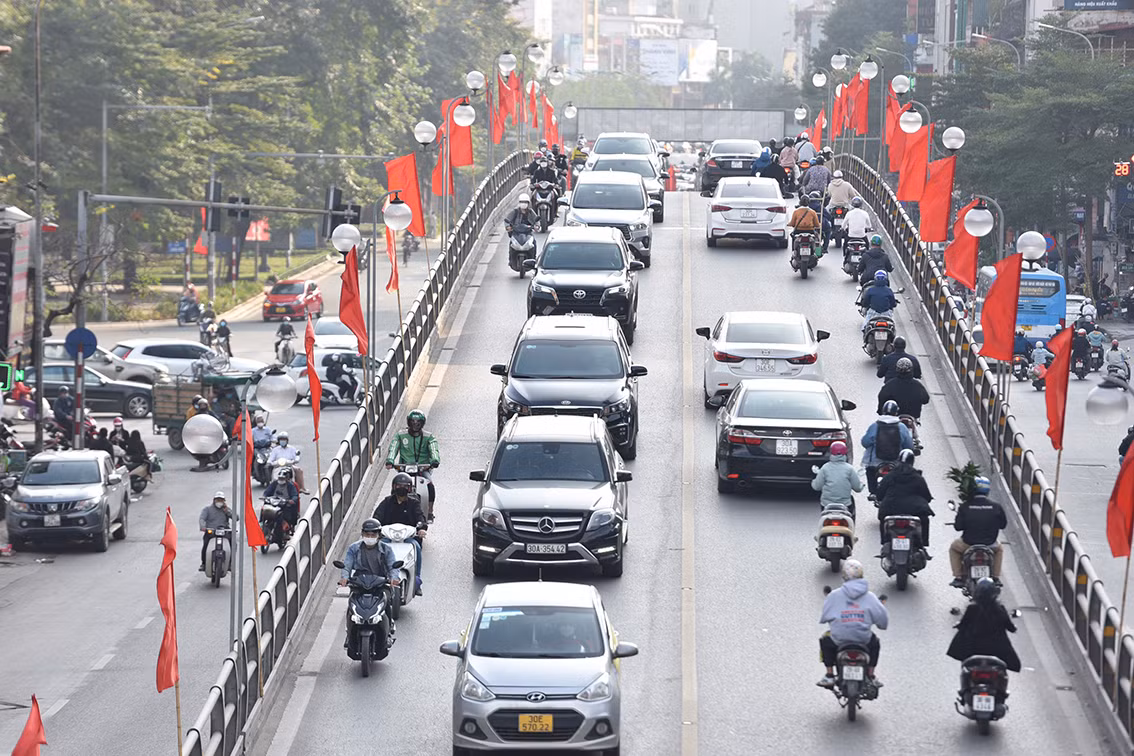 Cầu vượt Thái Hà đôi lúc thông thoáng nhưng các phương tiện vẫn phải xếp thành hàng dài và di chuyển chậm,