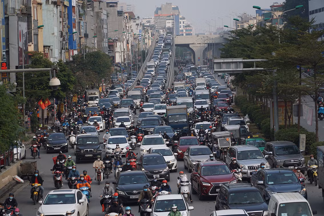 Ngã tư Sở đoạn dẫn từ đường trên cao xuống giao thông rất khó khăn trong những ngày này.