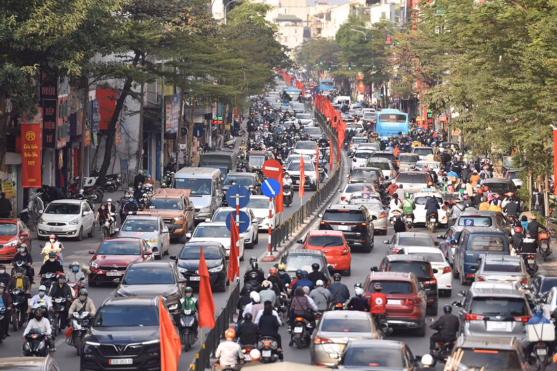 Theo ghi nhận của PV báo Tri thức và Cuộc sống, ngoài giờ cao điểm thì các khung giờ buổi trưa và đầu giờ chiều đã xảy ra tình trạng ùn tắc.