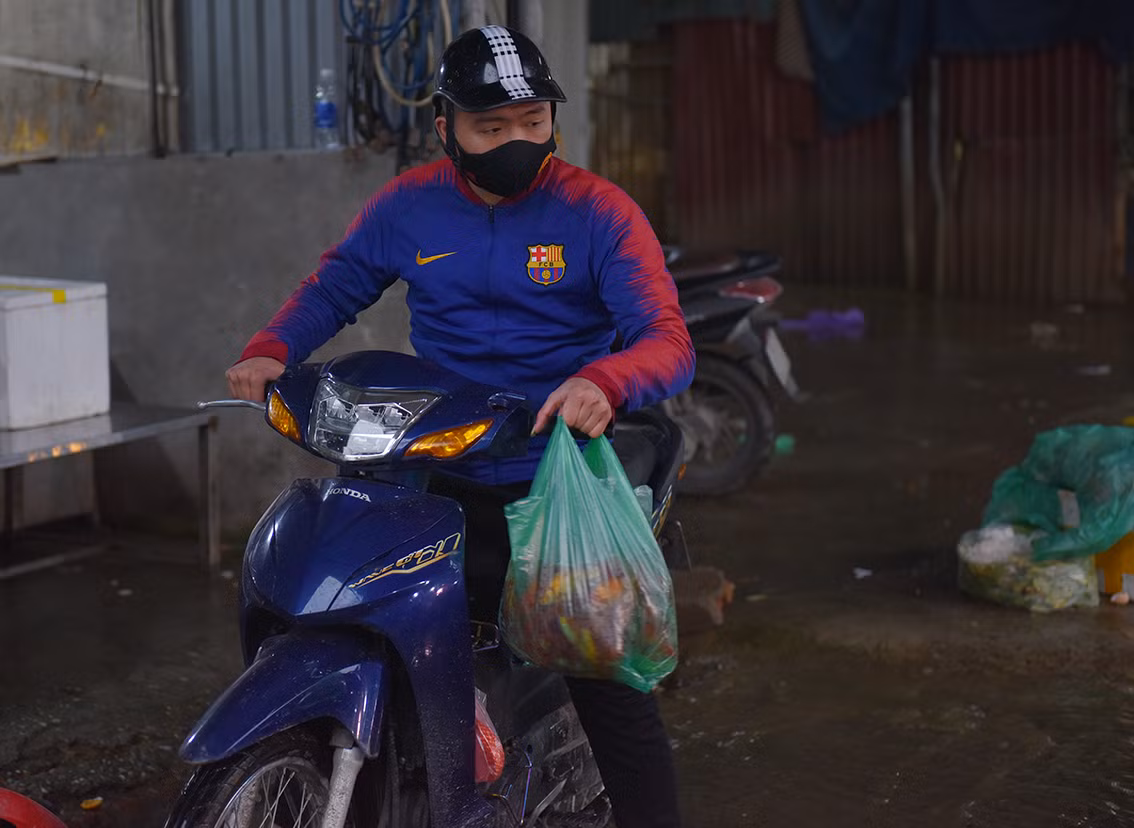 Năm nay các quầy bán cá cũng chỉ dám lấy ít cá đỏ nhỏ để bán cầm chừng chứ không dám nhập hàng nhiều.