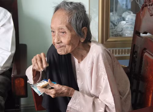 Theo lời bà Ba, khi còn khỏe, cụ Trù suốt ngày ở ngoài đồng chăm lo cho vài công ruộng, đến bữa thì cụ lại hì hụi cơm nước cho cả nhà.