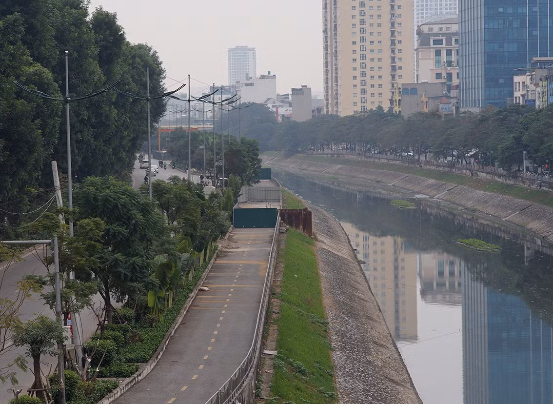 Tuy nhiên, đưa vào hoạt động chưa được bao lâu, tuyến đường đi bộ ven sông Tô Lịch của Hà Nội đã trở thành đại công trường dự án thoát nước của Thành phố.