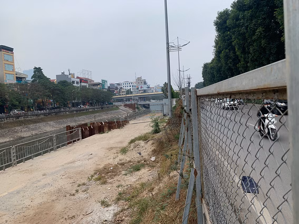 Những đoạn công trường khiến tuyến đường đi bộ dài nhất cả nước không có người qua lại.