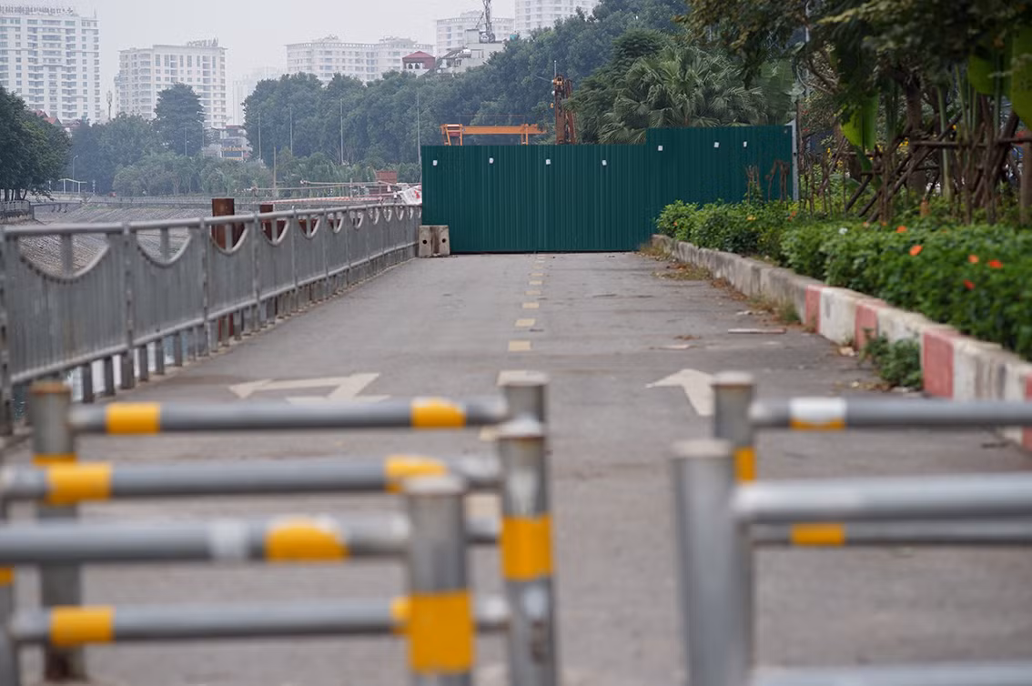 Vừa vào đường đi bộ đã xuất hiện công trường chặn lối.