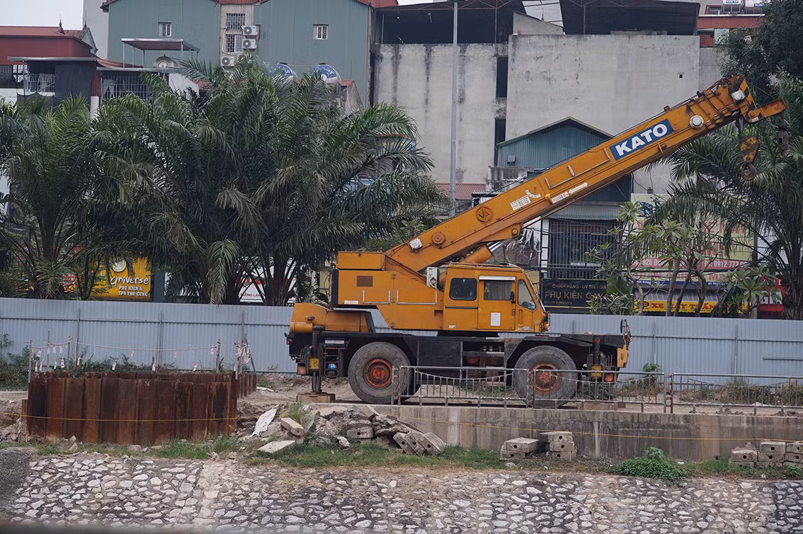 ... mà là nơi để xe chuyên dụng, cần cầu, máy ép cọc án ngữ.
