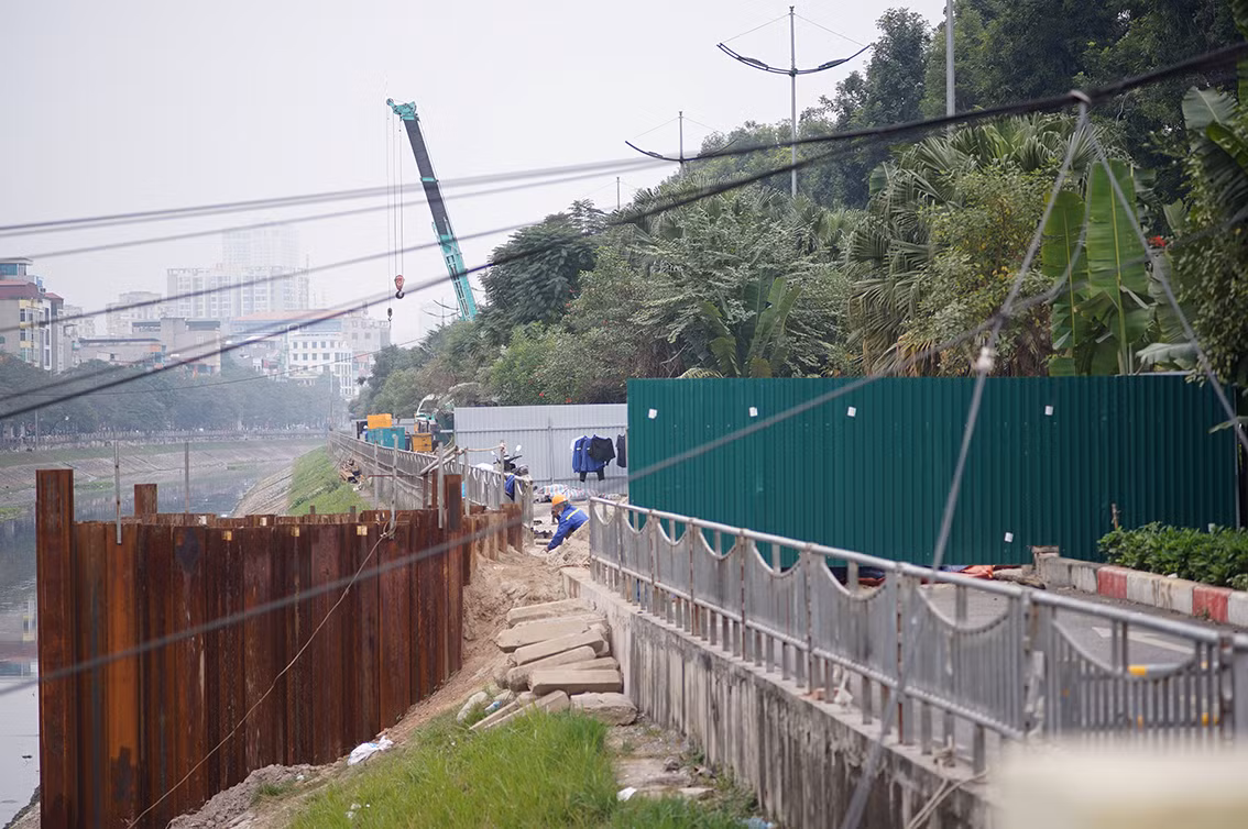 Tuyến đường cũng bị "chặt đứt" bởi nhiều công trường đặt cách nhau chưa đầy 100m.