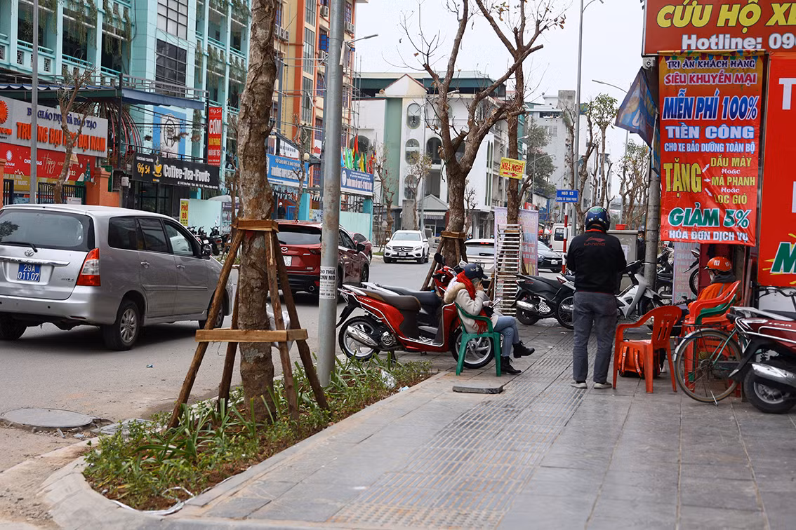 Một số đoạn đã hoàn thành, vỉa hè được làm đẹp nhưng lại bị các cửa hàng lấn chiếm không còn lối đi.