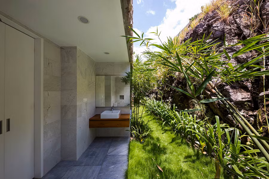 Biệt thự hiện đại có bể bơi tràn bờ độc đáo ở Nha Trang