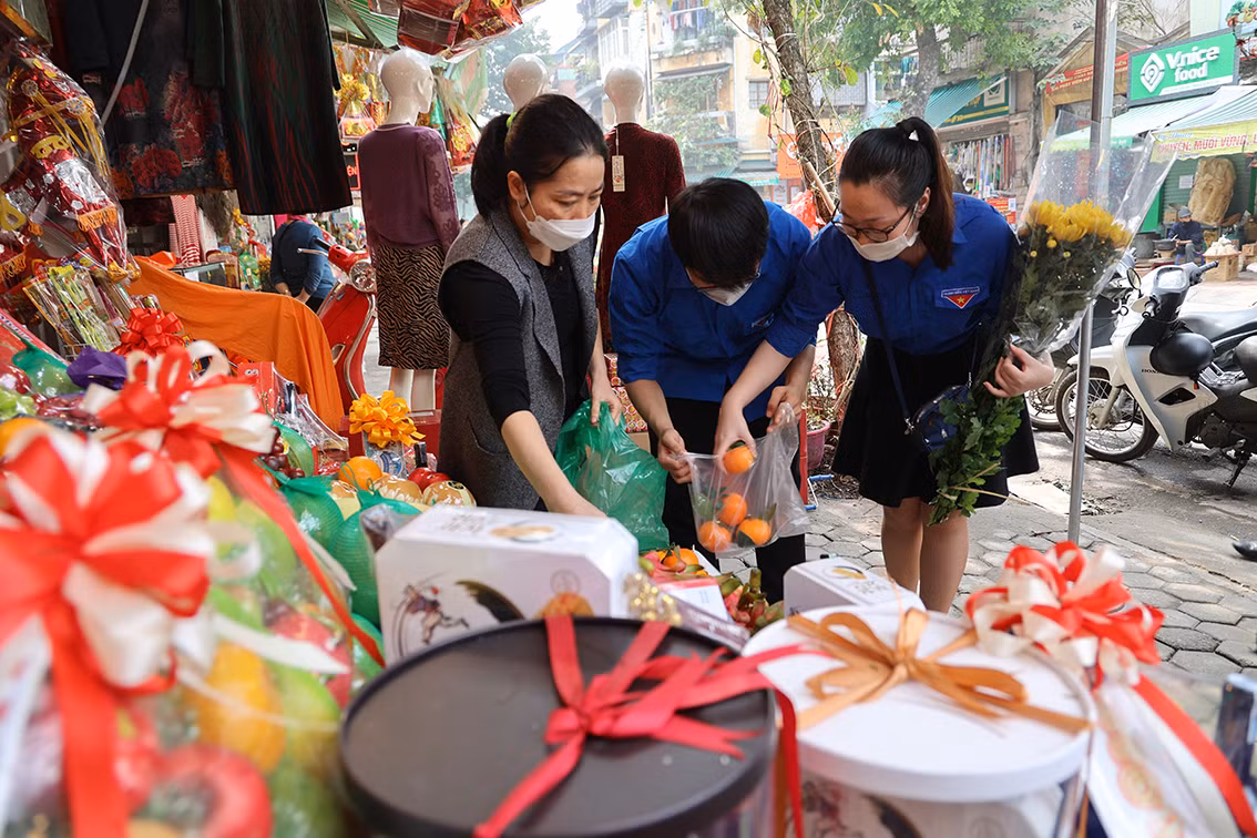 Ha Noi: F0 cach ly tai nha van duoc “tha” ca chep