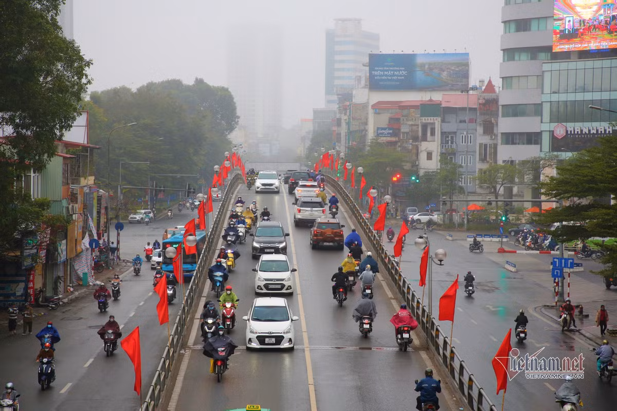 Trái ngược với cảnh ùn tắc tại cầu vượt Ngã Tư Sở, cầu vượt Thái Hà lại thông thoáng ở cả hai chiều đường. Tuyến đường Tây Sơn đi Xã Đàn các phương tiện di chuyển thuận tiện, thông suốt.