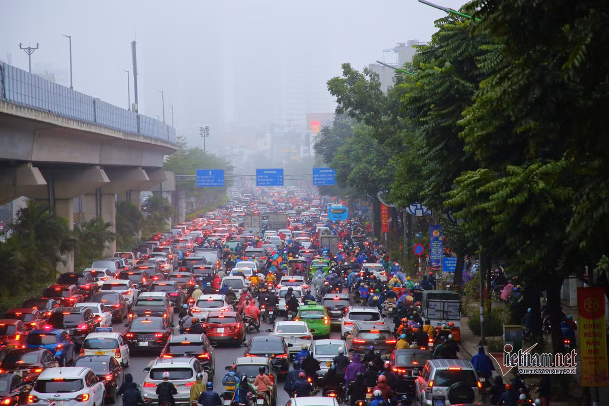 Đường Nguyễn Trãi (đoạn qua nhà máy Thuốc lá Thăng Long), lớp sương dày bao phủ, các tòa nhà cao tầng ẩn hiện, mờ ảo.