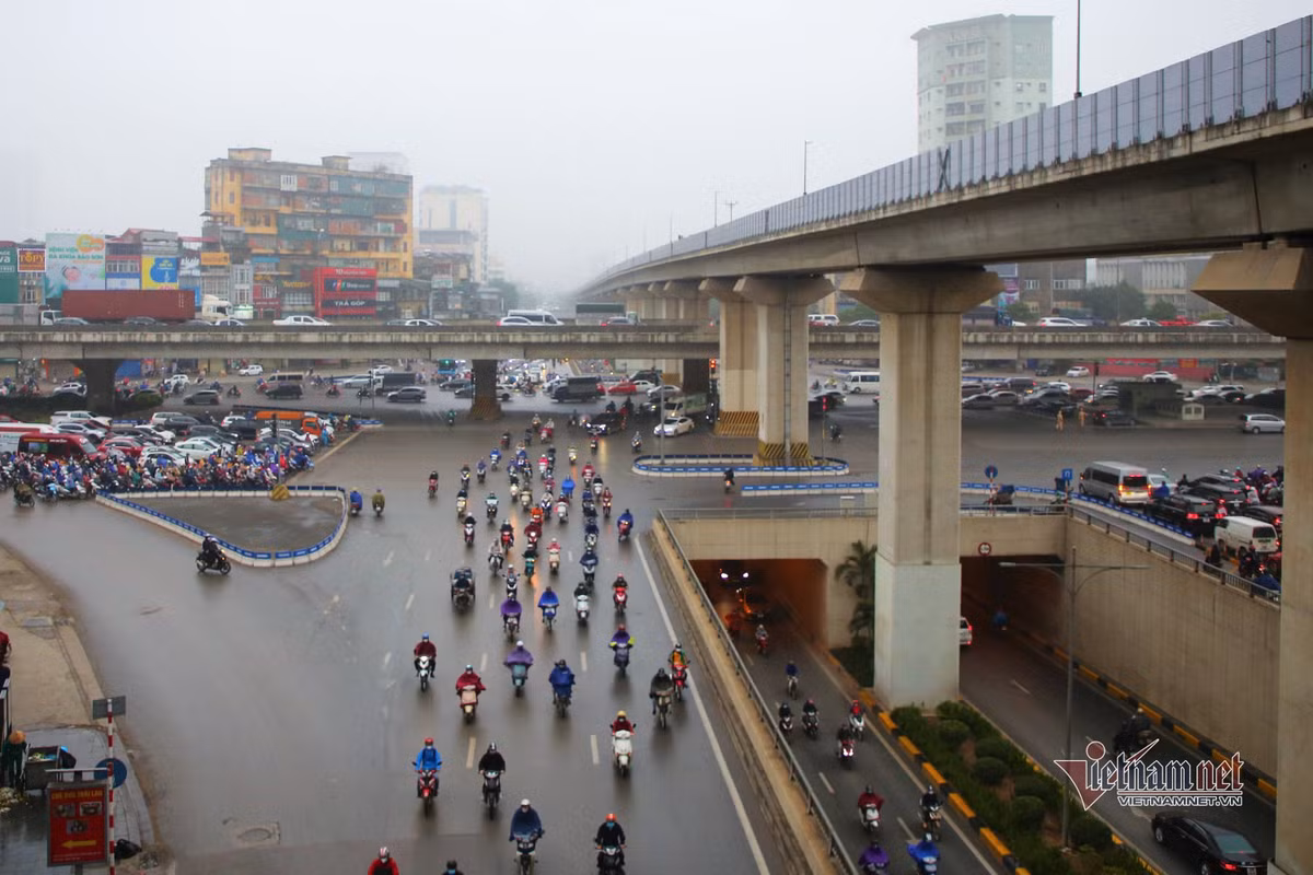 Tại khu vực ngã tư Nguyễn Trãi - Khuất Duy Tiến, mưa phùn và sương dày khiến phương tiện di chuyển qua đây phải giảm tốc độ. Tình trạng ùn tắc cục bộ diễn ra tại đường Vành đai 3 trên cao và Nguyễn Xiển theo hướng đi Mai Dịch.
