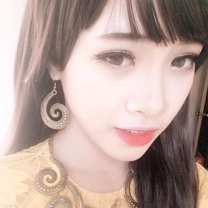 Một số dân mạng còn nhận xét khuôn mặt hiện tại của Tiến Đạt còn có khá nhiều nét giống một số hot girl nổi tiếng như Chi Pu hay Sun Ht. Được biết, để có sự thay đổi đáng kinh ngạc như vậy, trong suốt thời gian qua Tiến Đạt đã rất nỗ lực, quyết tâm và luôn đề cao ước mơ của mình. Tiến Đạt hiện đã đổi tên thành Nguyễn Ngọc Quỳnh Anh, dù đây chỉ là cái tên tự đặt, không phải tên trên giấy tờ nhưng nó đã thể hiện rất rõ khát vọng được trở thành một cô gái đúng nghĩa của 9X đến từ Bắc Giang này.