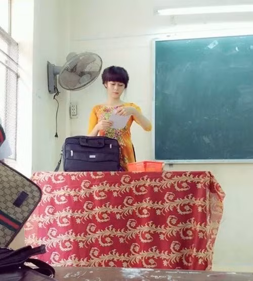 Cô giáo Phương quê gốc ở Bình Phước, từng học trường THPT Đồng Xoài và sinh viên Đại học Sư Phạm TP HCM. Sau đó cô thực tập ở trường THPT Mạc Đĩnh Chi, Quận 6, TP HCM, tốt nghiệp ra trường, cô về làm giáo viên dạy Địa lý ở Trung tâm giáo dục thường xuyên Quận 8 - nơi có rất nhiều học sinh cá biệt, học sinh có hoàn cảnh khó khăn. Do đặc thù của môi trường giảng dạy nên cô giáo 9X đã phải mất rất nhiều thời gian để thích nghi, làm quen với công việc và đặc biệt khó khăn trong công việc tạo ra sự tin tưởng và nhiệt huyết của các học sinh trong học tập.