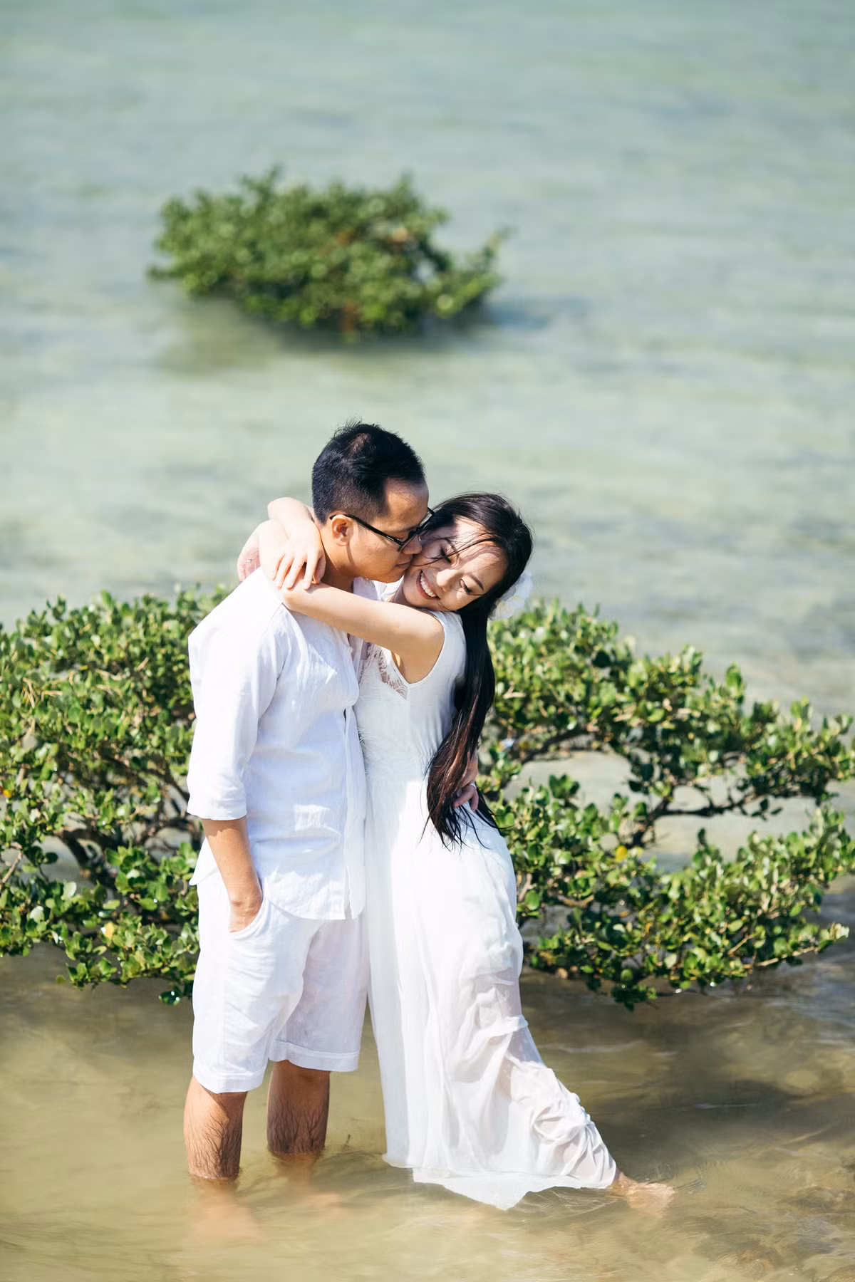 Ý tưởng táo bạo, một chút liều lĩnh và tình yêu của của đôi bạn trẻ, hòa quyện với màu sắc ấn tượng của bầu trời, mặt biển trong bộ ảnh còn trở thành nguồn cảm hứng của nhiều cặp đôi khác, kích thích họ sẵn sàng đầu tư thêm thời gian, công sức để có được một bộ ảnh cưới để đời. Ảnh trong bài: Hải Lê Cao.