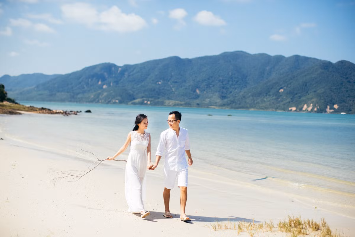 Để có thể hoàn thành bộ ảnh cưới đặc biệt này, Phương Thảo – Lê Pho đã phải lặn lội vượt qua hơn 200 cây số đường bộ và gần 2 giờ đồng hồ đi tàu vượt biển để có thể đến với đảo Quan Lạn.